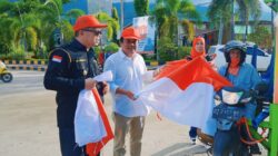 Sambut HUT RI Ke-80, Pemkab Bombana Bagikan Bendera Kepada Masyarakat