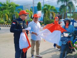 Sambut HUT RI Ke-80, Pemkab Bombana Bagikan Bendera Kepada Masyarakat
