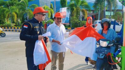 Sambut HUT RI Ke-80, Pemkab Bombana Bagikan Bendera Kepada Masyarakat